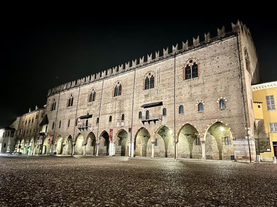 Apartment Under The Basilica Of Sant'Andrea Mantova Bagian luar foto