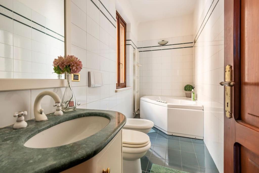 Apartment Under The Basilica Of Sant'Andrea Mantova Bagian luar foto